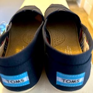 New navy blue Tom’s 💙